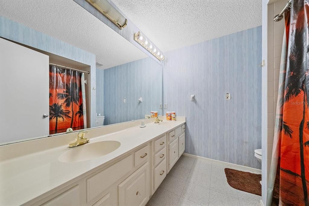 For Sale: $199,000 (2 beds, 2 baths, 1319 Square Feet)