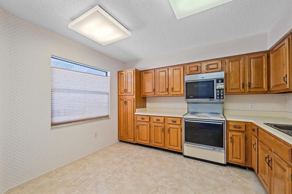 For Sale: $199,000 (2 beds, 2 baths, 1319 Square Feet)