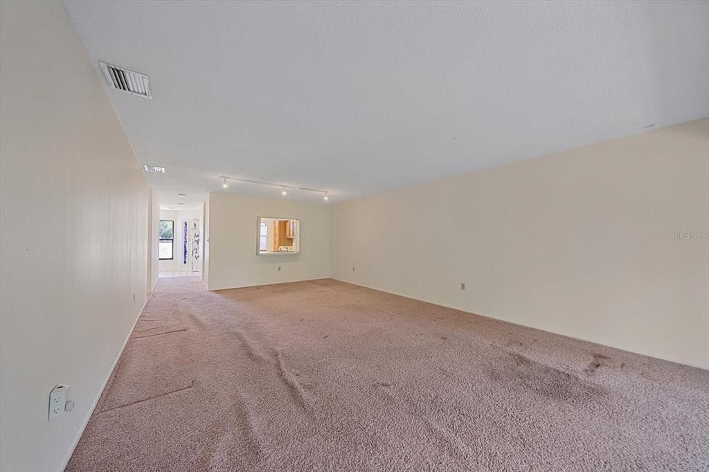 For Sale: $199,000 (2 beds, 2 baths, 1319 Square Feet)