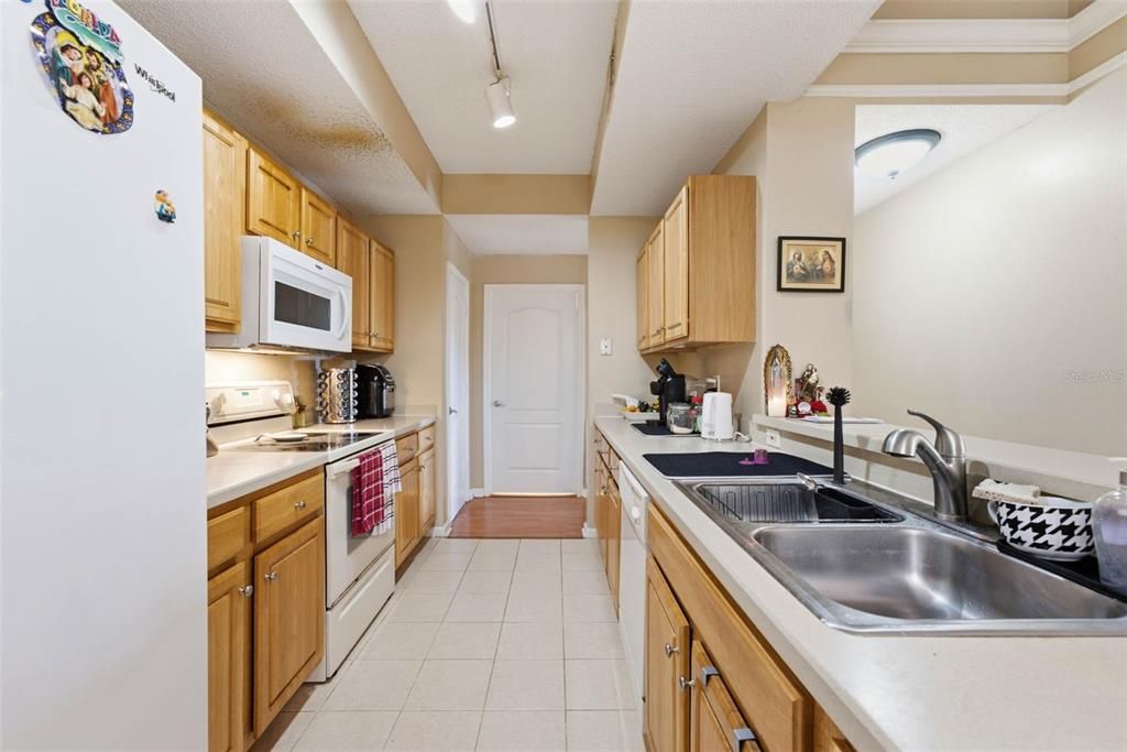 На продажу: $239,900 (2 спален, 2 ванн, 1217 Квадратных фут)