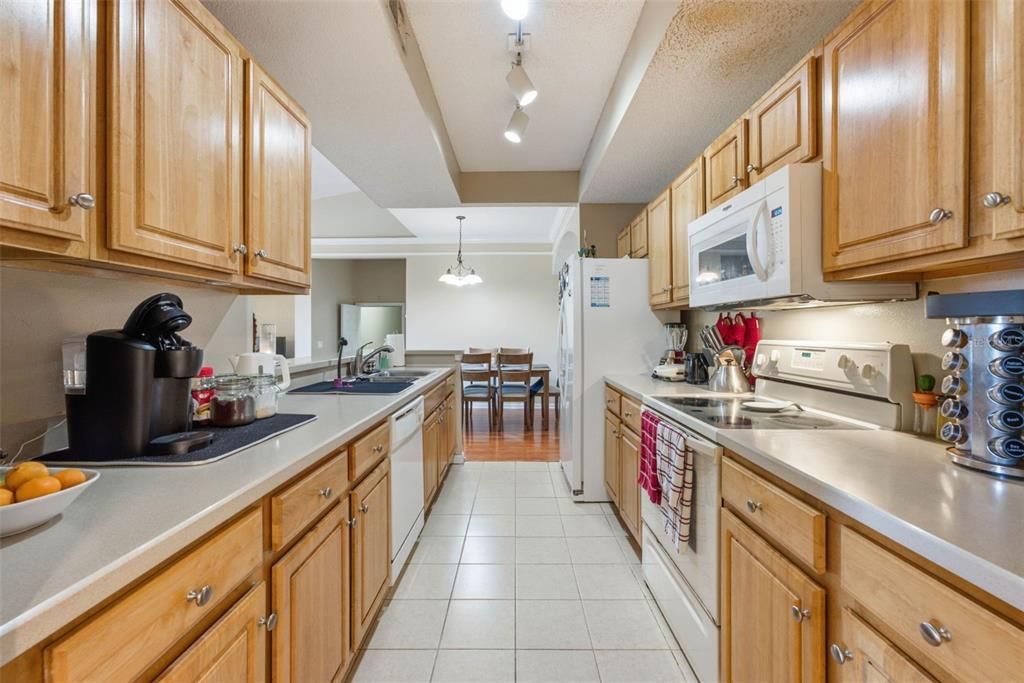 На продажу: $239,900 (2 спален, 2 ванн, 1217 Квадратных фут)