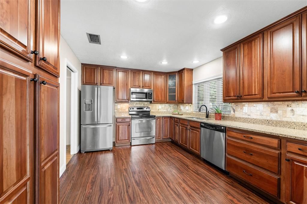For Sale: $349,000 (2 beds, 2 baths, 1479 Square Feet)