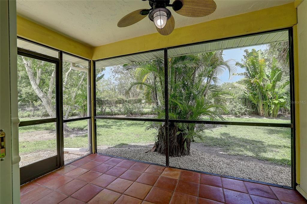 For Sale: $165,000 (2 beds, 2 baths, 966 Square Feet)