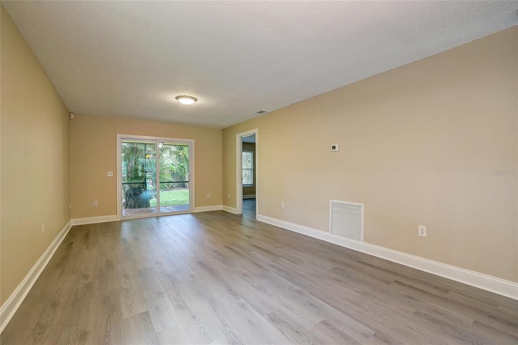 For Sale: $165,000 (2 beds, 2 baths, 966 Square Feet)
