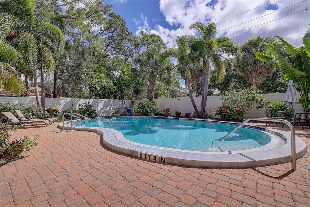 For Sale: $165,000 (2 beds, 2 baths, 966 Square Feet)
