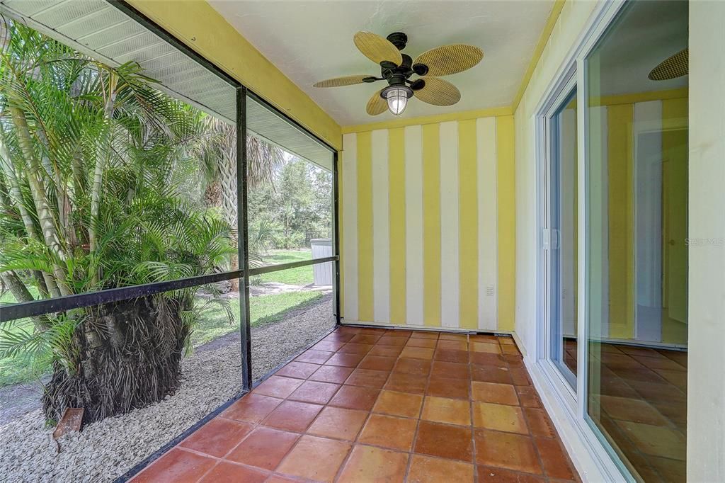 For Sale: $165,000 (2 beds, 2 baths, 966 Square Feet)