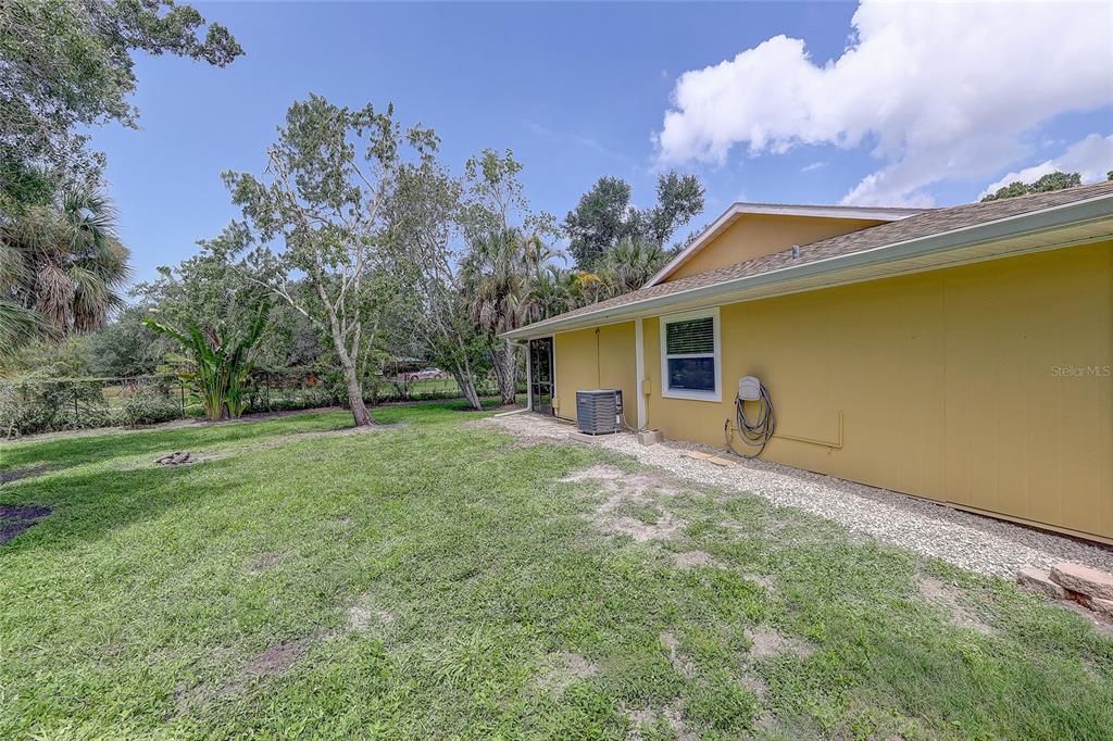 For Sale: $165,000 (2 beds, 2 baths, 966 Square Feet)