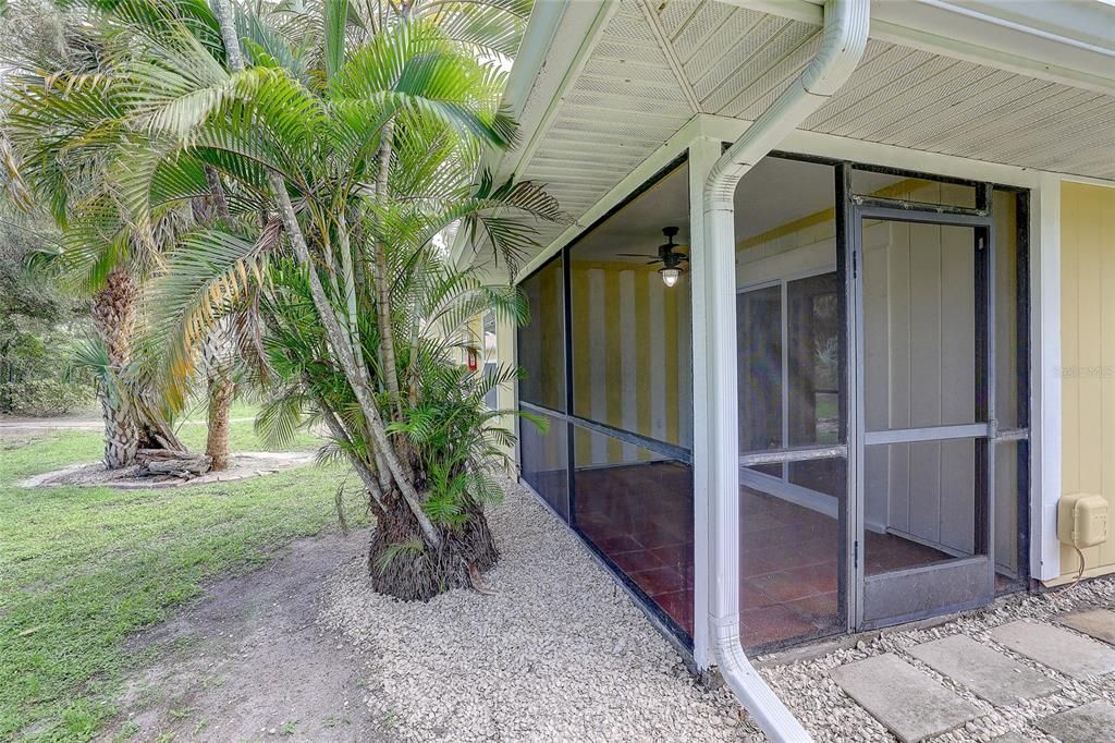 For Sale: $165,000 (2 beds, 2 baths, 966 Square Feet)