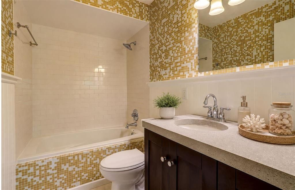 For Sale: $165,000 (2 beds, 2 baths, 966 Square Feet)