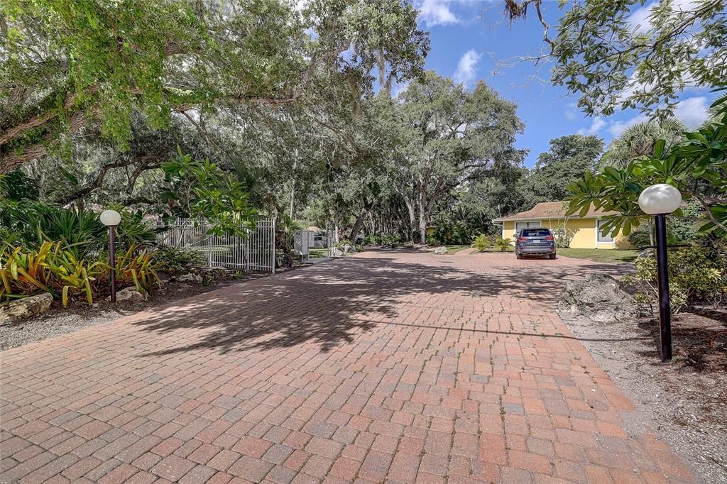 For Sale: $165,000 (2 beds, 2 baths, 966 Square Feet)