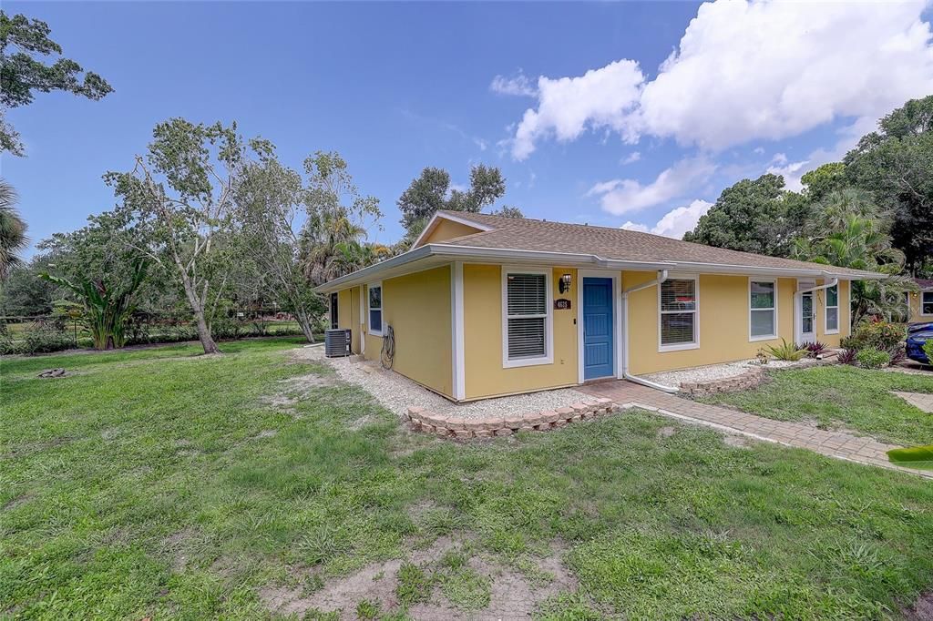 For Sale: $165,000 (2 beds, 2 baths, 966 Square Feet)