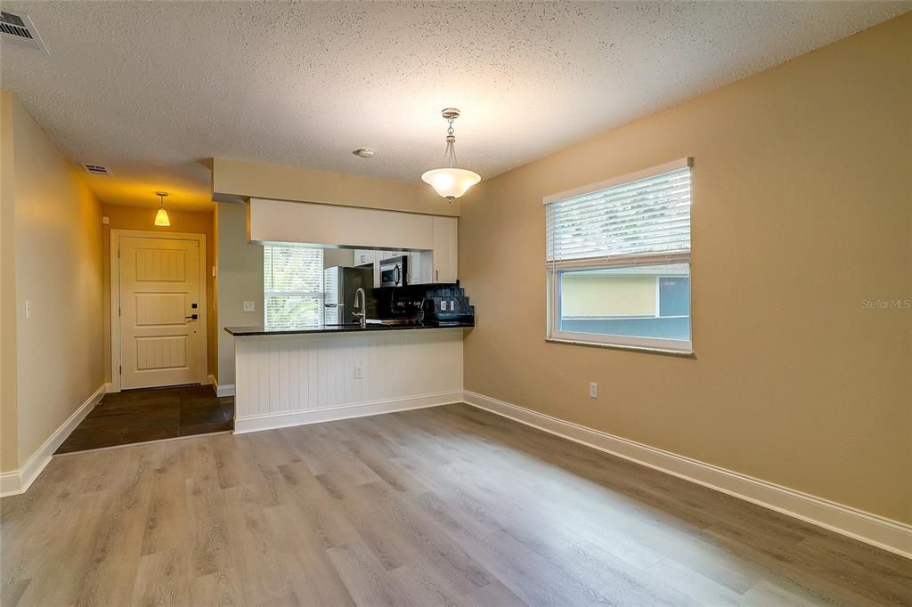 For Sale: $165,000 (2 beds, 2 baths, 966 Square Feet)
