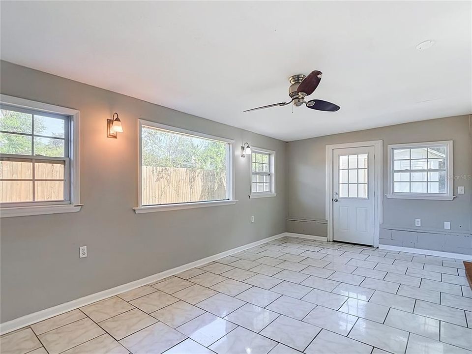 Active With Contract: $302,500 (3 beds, 2 baths, 1434 Square Feet)