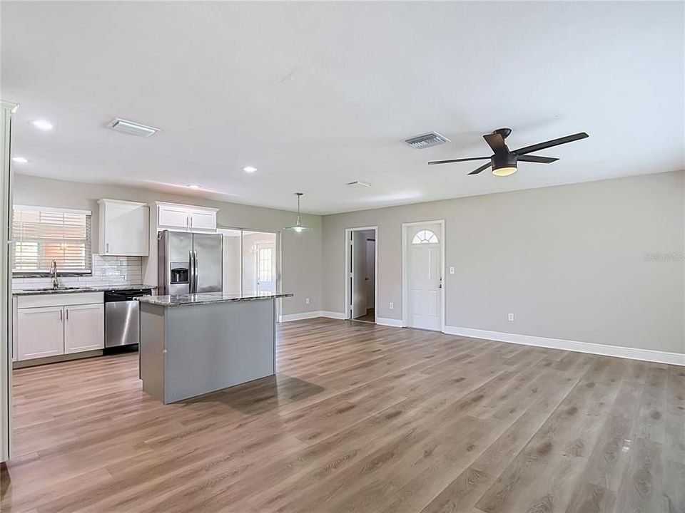 Active With Contract: $302,500 (3 beds, 2 baths, 1434 Square Feet)