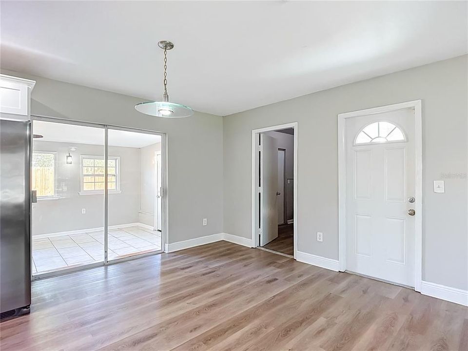Active With Contract: $302,500 (3 beds, 2 baths, 1434 Square Feet)