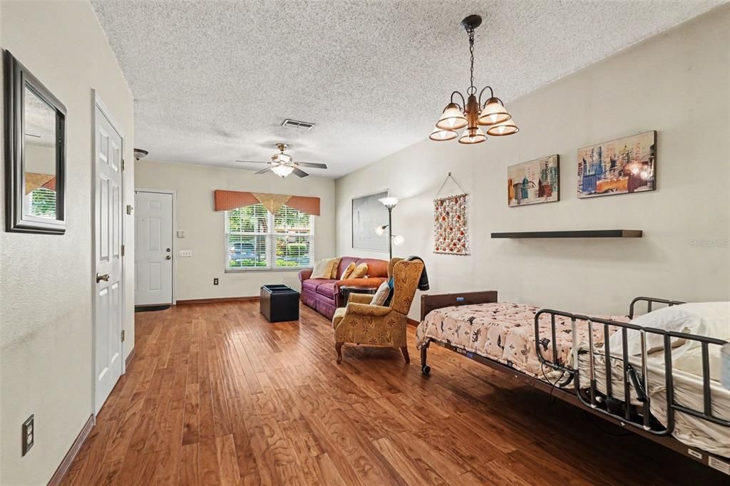 For Sale: $240,000 (2 beds, 1 baths, 1152 Square Feet)