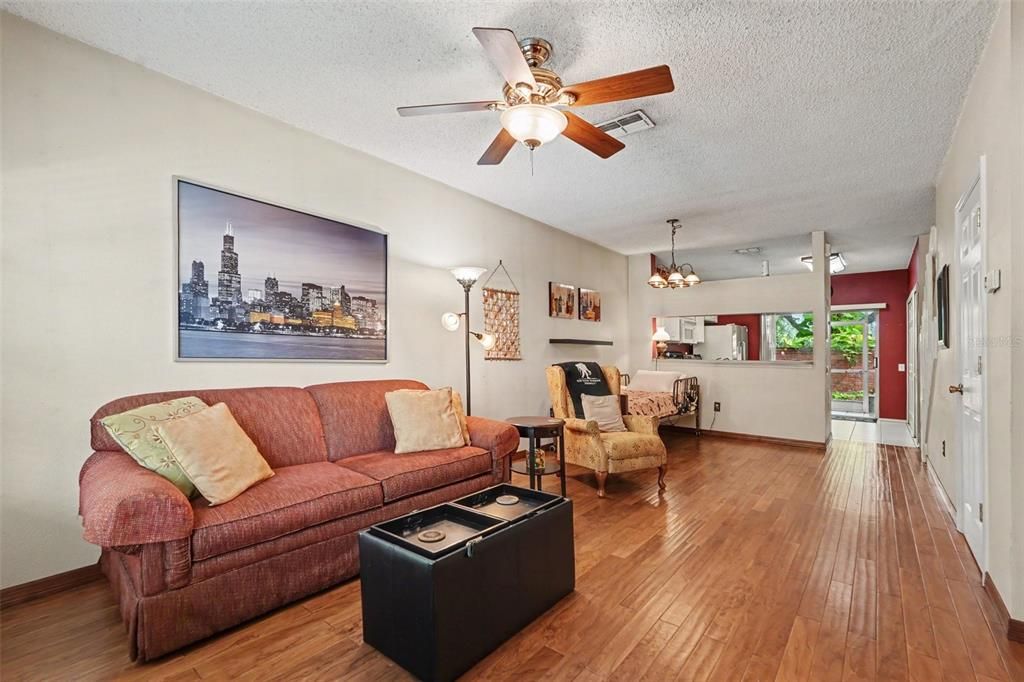 For Sale: $240,000 (2 beds, 1 baths, 1152 Square Feet)