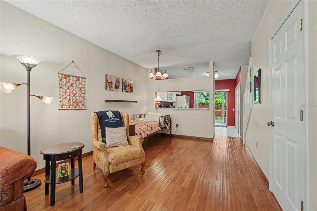 For Sale: $240,000 (2 beds, 1 baths, 1152 Square Feet)