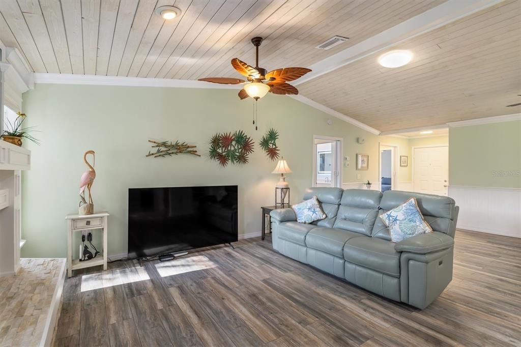 For Sale: $230,000 (2 beds, 2 baths, 1383 Square Feet)