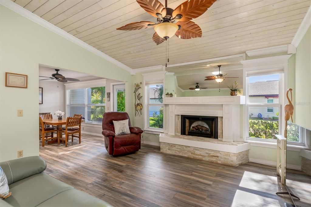 For Sale: $230,000 (2 beds, 2 baths, 1383 Square Feet)