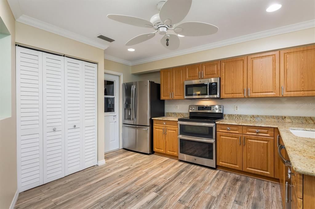 For Sale: $230,000 (2 beds, 2 baths, 1383 Square Feet)