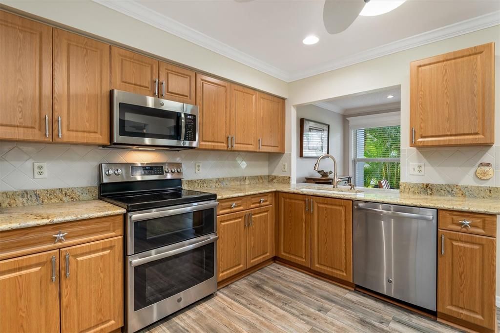 For Sale: $230,000 (2 beds, 2 baths, 1383 Square Feet)