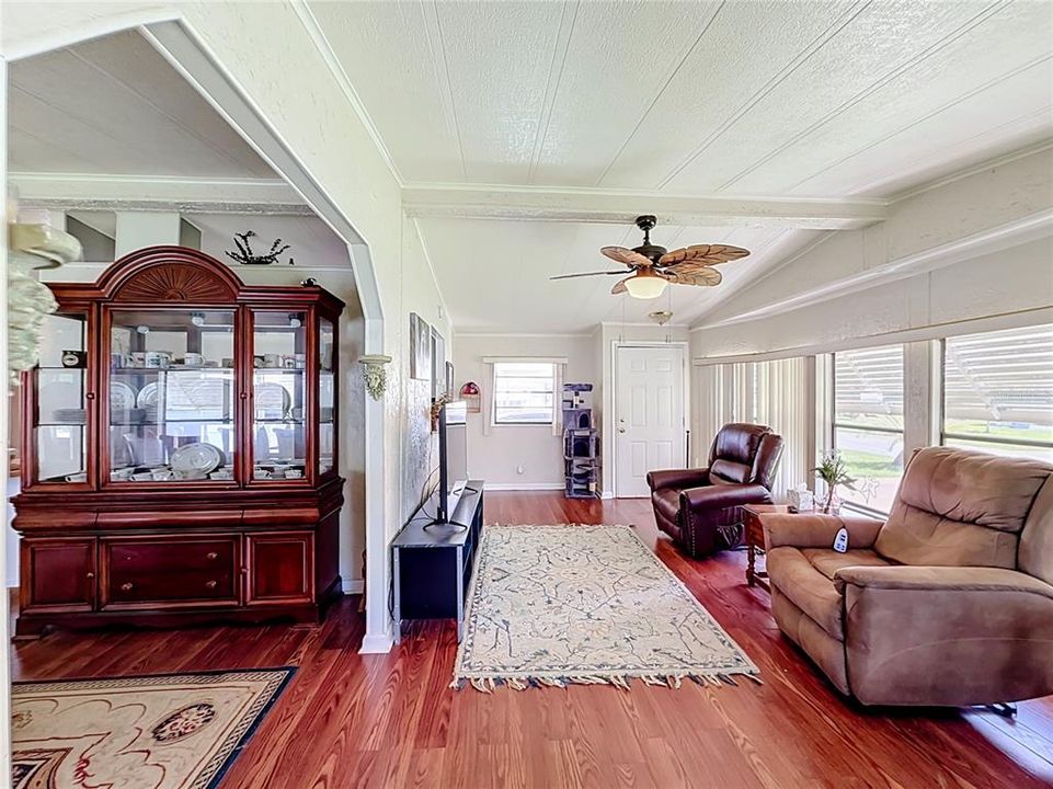 For Sale: $179,900 (2 beds, 2 baths, 1142 Square Feet)