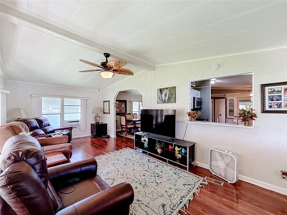 For Sale: $179,900 (2 beds, 2 baths, 1142 Square Feet)