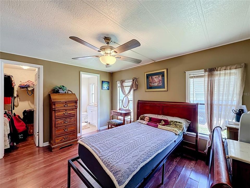 For Sale: $179,900 (2 beds, 2 baths, 1142 Square Feet)