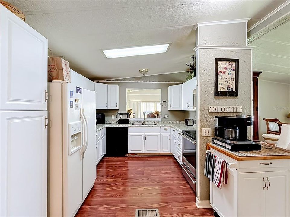 For Sale: $179,900 (2 beds, 2 baths, 1142 Square Feet)