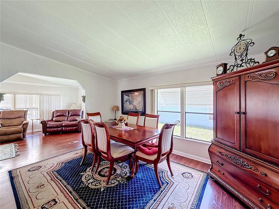 For Sale: $179,900 (2 beds, 2 baths, 1142 Square Feet)