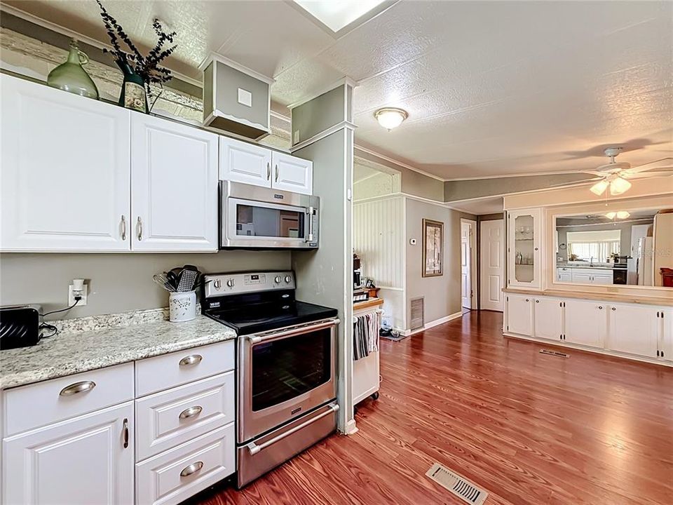 For Sale: $179,900 (2 beds, 2 baths, 1142 Square Feet)