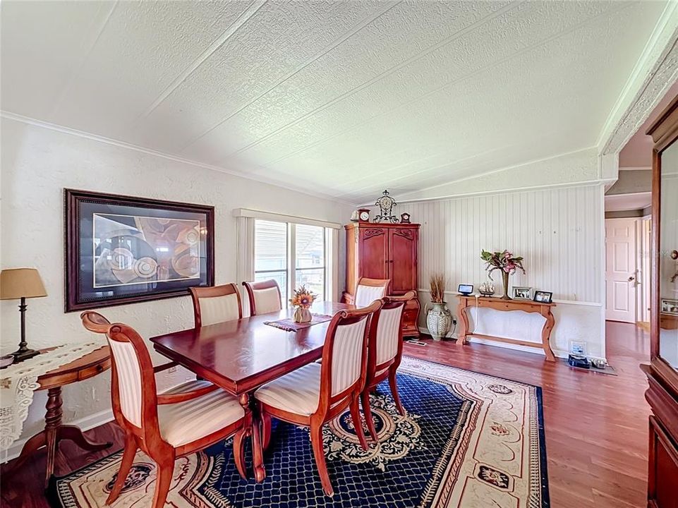 For Sale: $179,900 (2 beds, 2 baths, 1142 Square Feet)