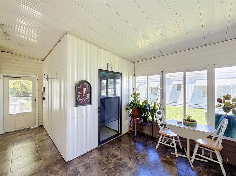 For Sale: $179,900 (2 beds, 2 baths, 1142 Square Feet)
