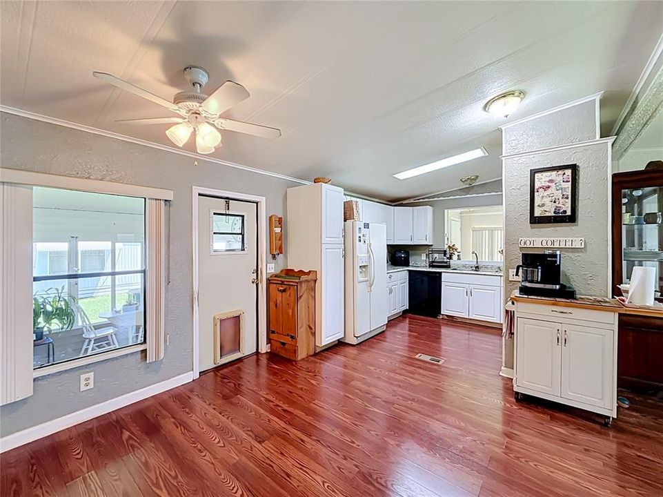 For Sale: $179,900 (2 beds, 2 baths, 1142 Square Feet)