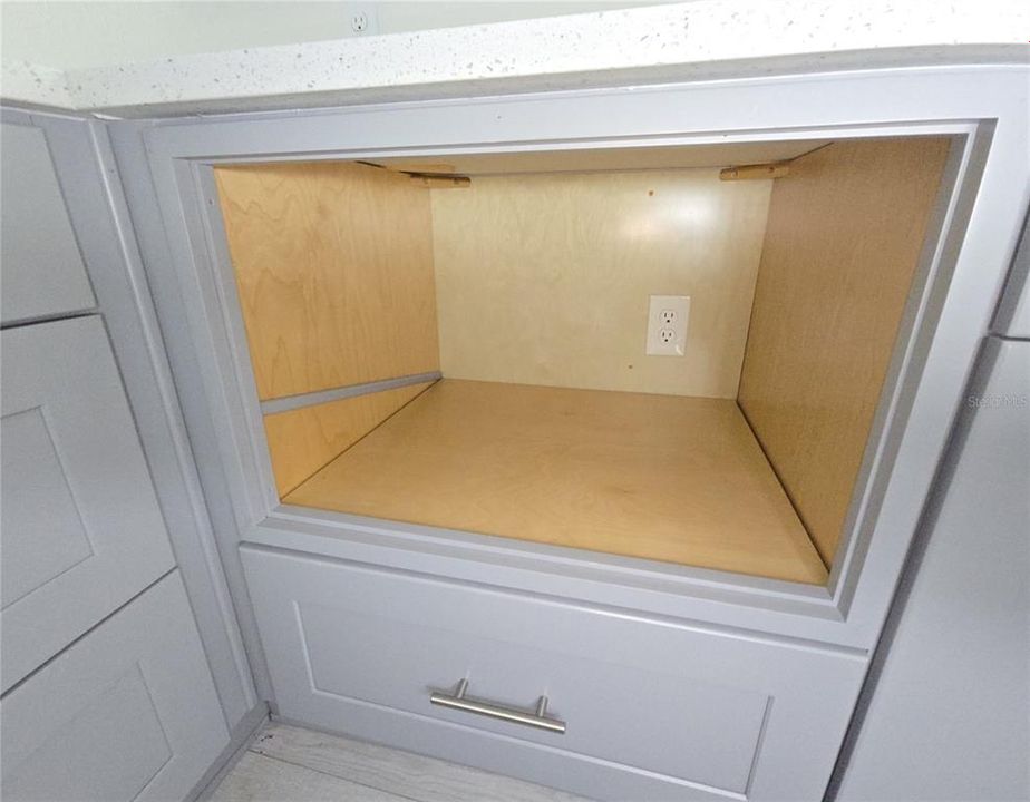 For Sale: $180,000 (2 beds, 2 baths, 704 Square Feet)