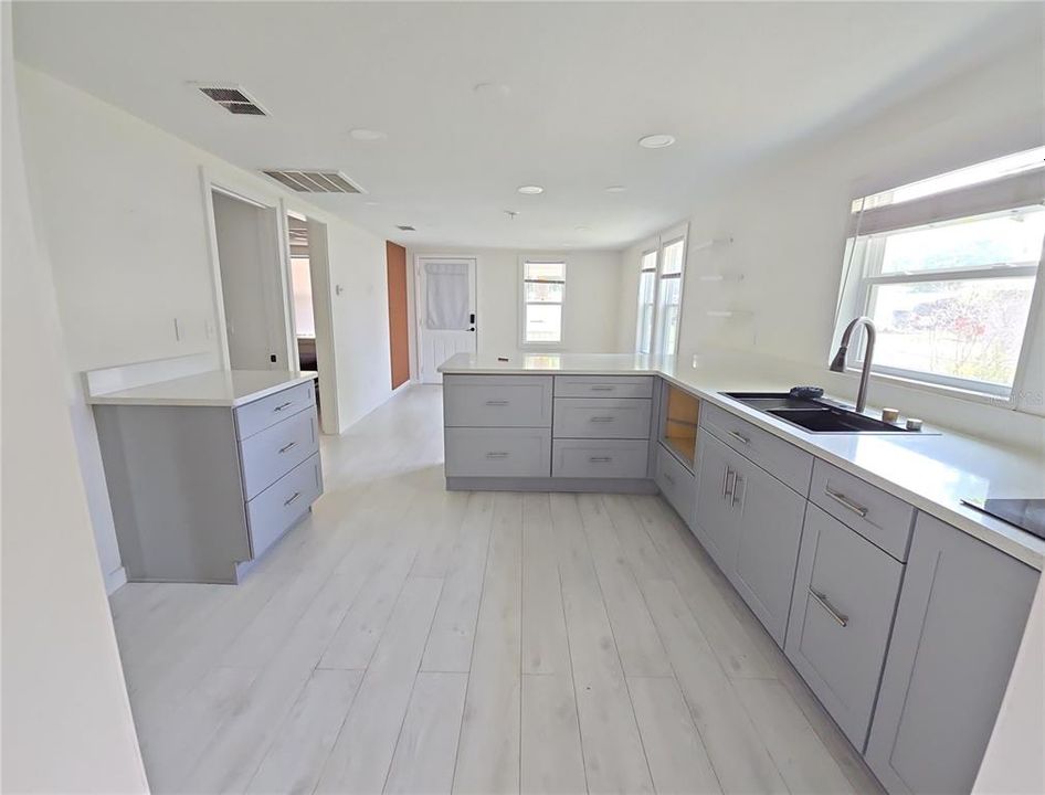 For Sale: $180,000 (2 beds, 2 baths, 704 Square Feet)