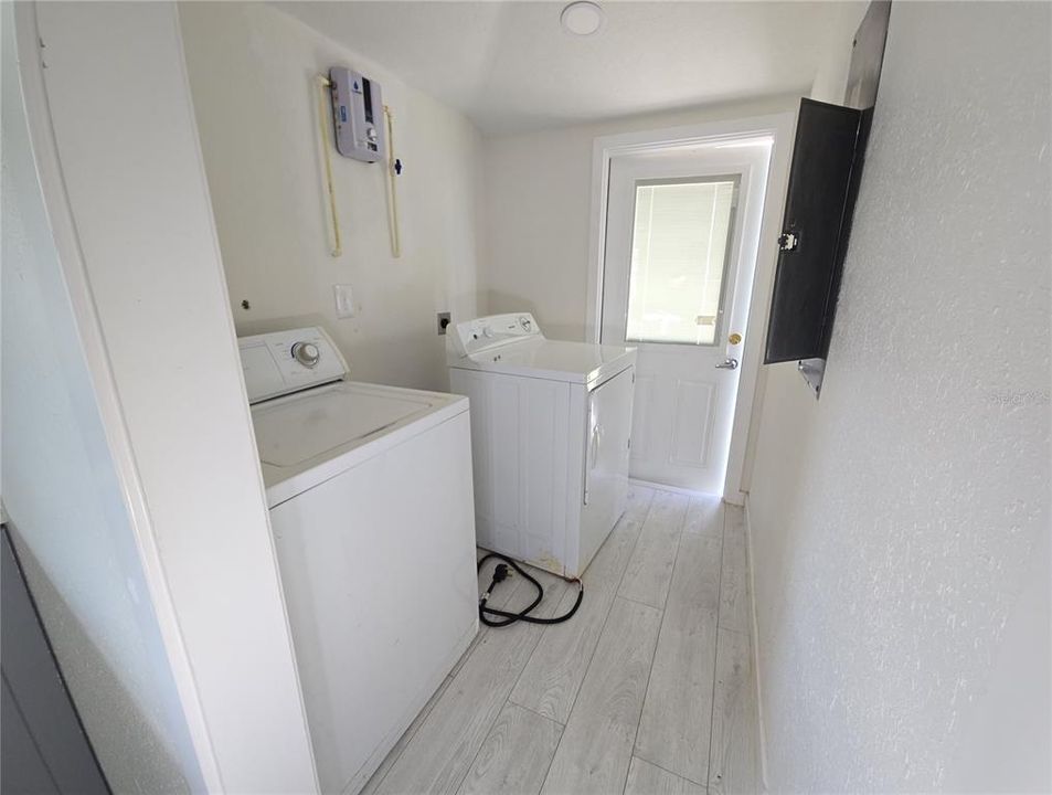 For Sale: $180,000 (2 beds, 2 baths, 704 Square Feet)
