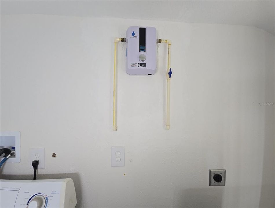 For Sale: $180,000 (2 beds, 2 baths, 704 Square Feet)