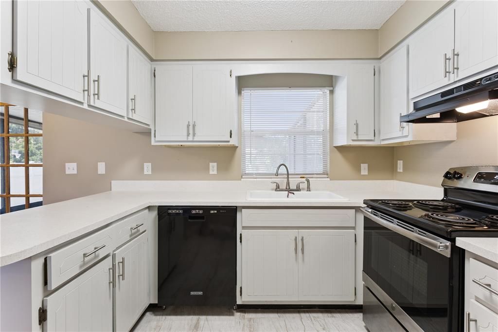 For Sale: $269,900 (3 beds, 2 baths, 1275 Square Feet)