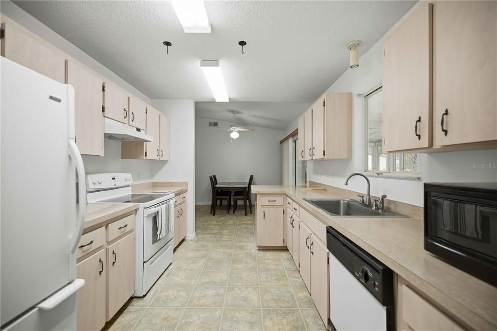 For Sale: $150,000 (2 beds, 2 baths, 1192 Square Feet)