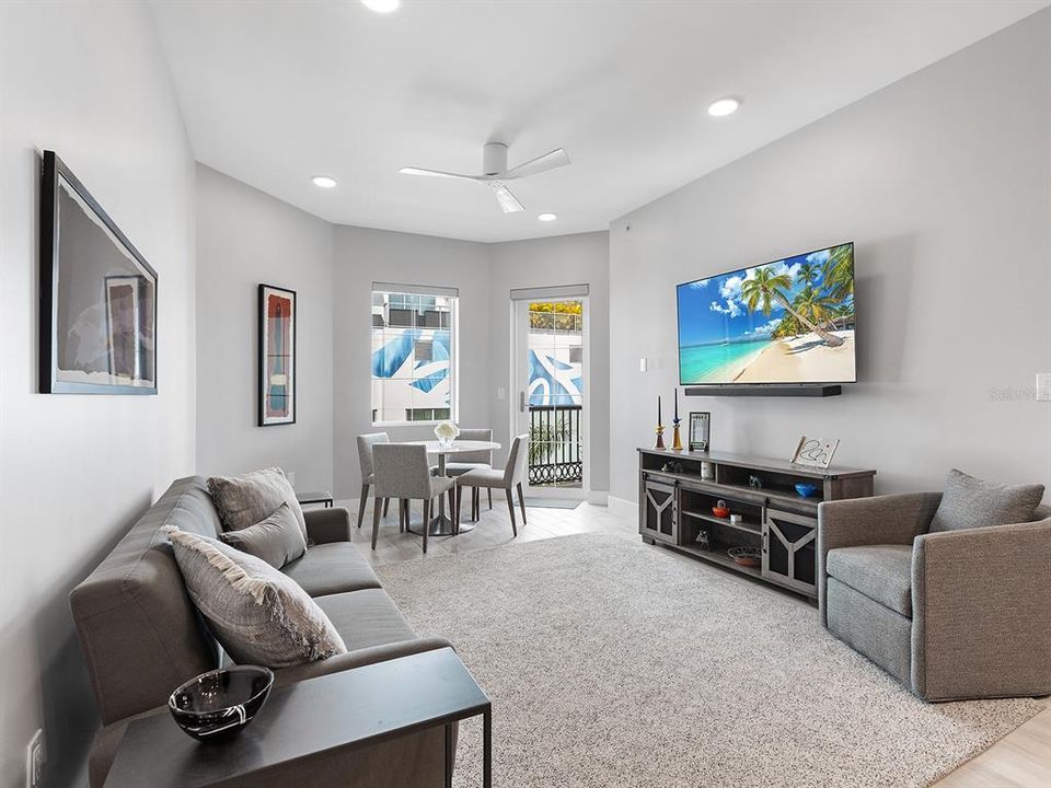 For Sale: $615,000 (1 beds, 1 baths, 752 Square Feet)