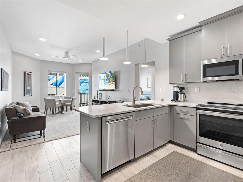 For Sale: $615,000 (1 beds, 1 baths, 752 Square Feet)