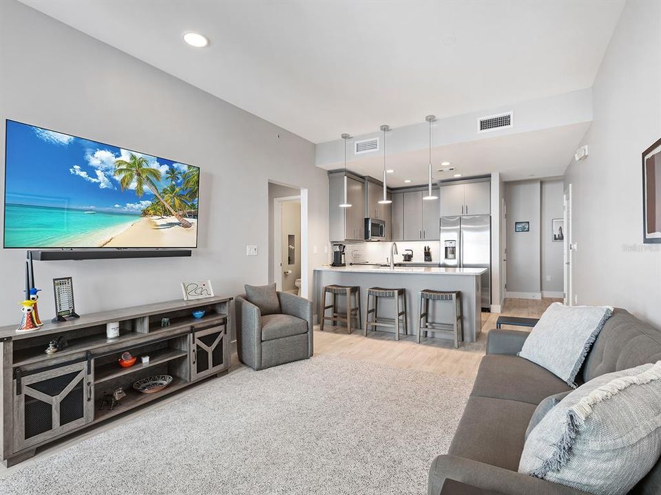 For Sale: $615,000 (1 beds, 1 baths, 752 Square Feet)