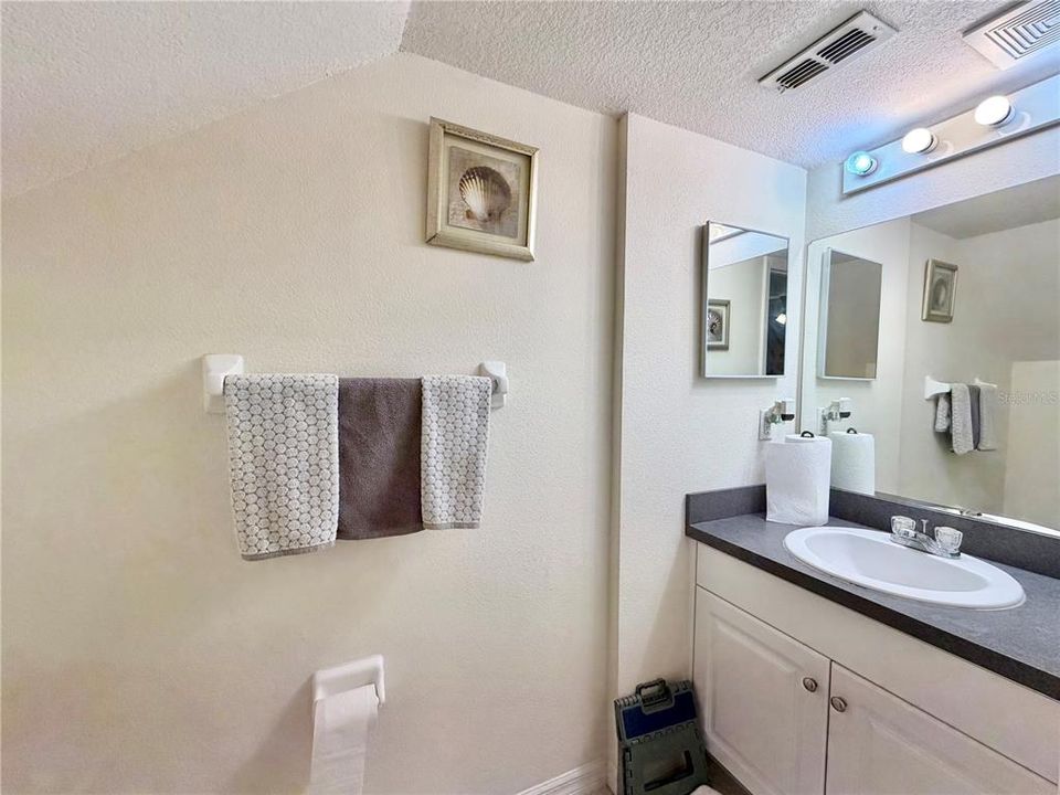 For Sale: $215,000 (2 beds, 2 baths, 1120 Square Feet)