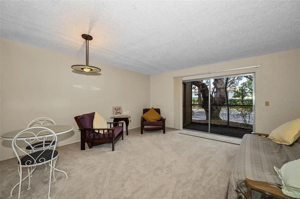 For Sale: $109,900 (1 beds, 1 baths, 797 Square Feet)