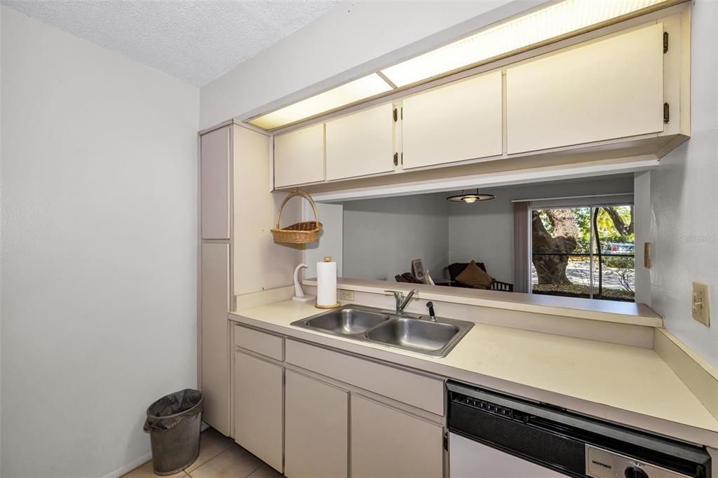 For Sale: $109,900 (1 beds, 1 baths, 797 Square Feet)