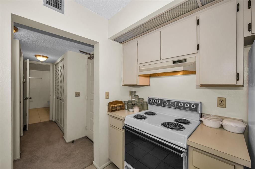 For Sale: $109,900 (1 beds, 1 baths, 797 Square Feet)