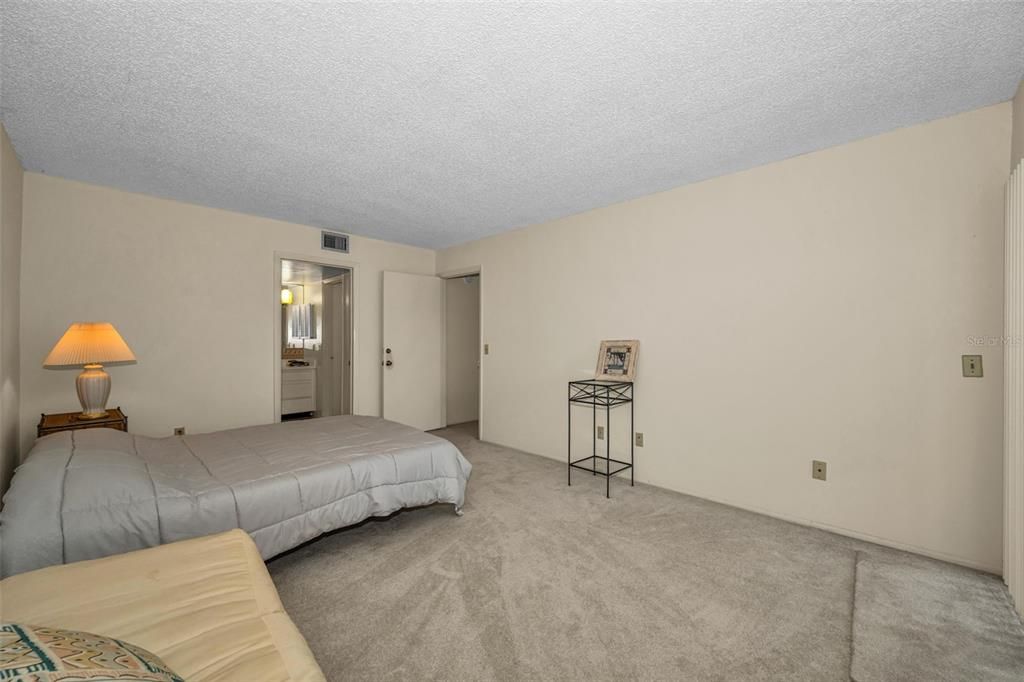 For Sale: $109,900 (1 beds, 1 baths, 797 Square Feet)