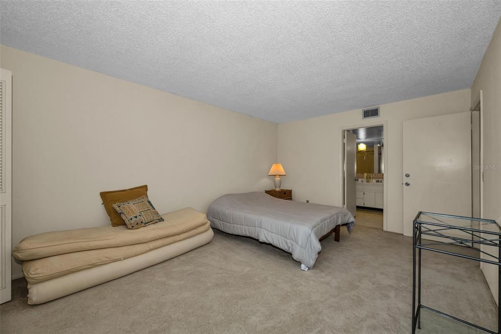 For Sale: $109,900 (1 beds, 1 baths, 797 Square Feet)
